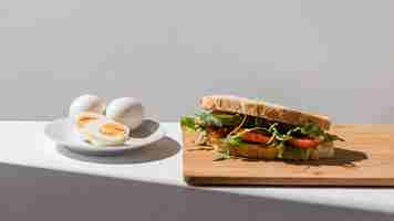 Free photo toast sandwich with tomatoes and hard-boiled eggs