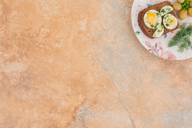 大理石のテーブルでゆで卵とトースト