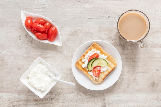 Free photo toast with cheese and vegetables and coffee