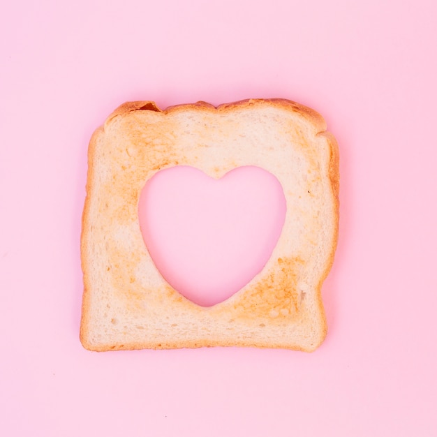 Foto gratuita toast a forma di cuore tagliato