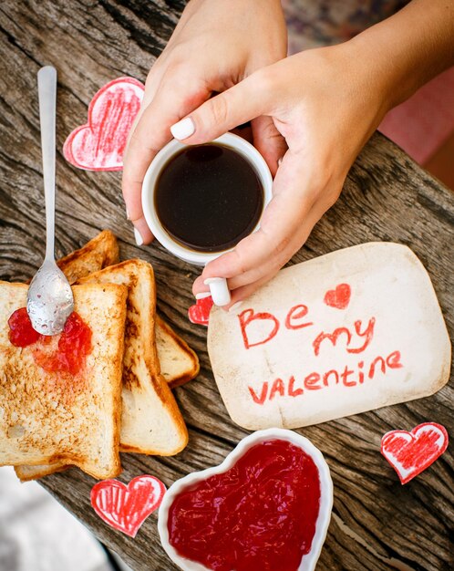 いちごジャムで乾杯BeMyValentine白いメッセージカードとコーヒーを手にバレンタインデー