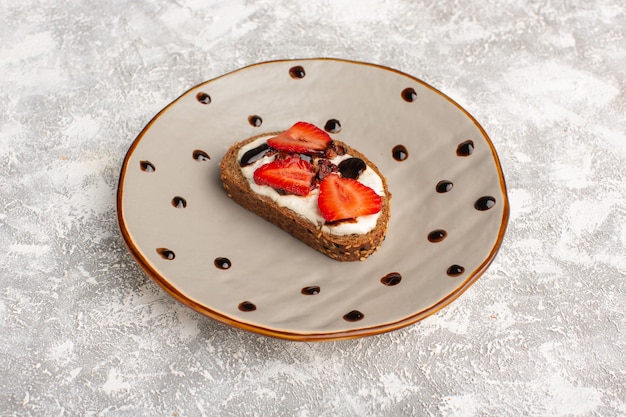 Free photo toast with strawberry and sour cream inside brown plate on grey