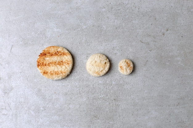 Cerchi di pane tostato