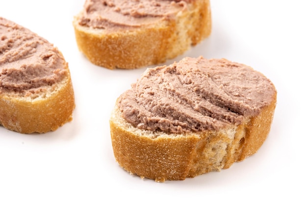 Бесплатное фото Поджаренный хлеб с паштетом из свиной печени на белом фоне