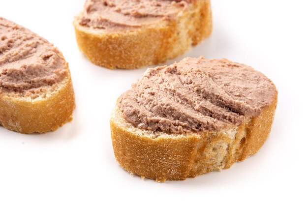 白い背景に分離された豚レバーのパテとトーストパン
