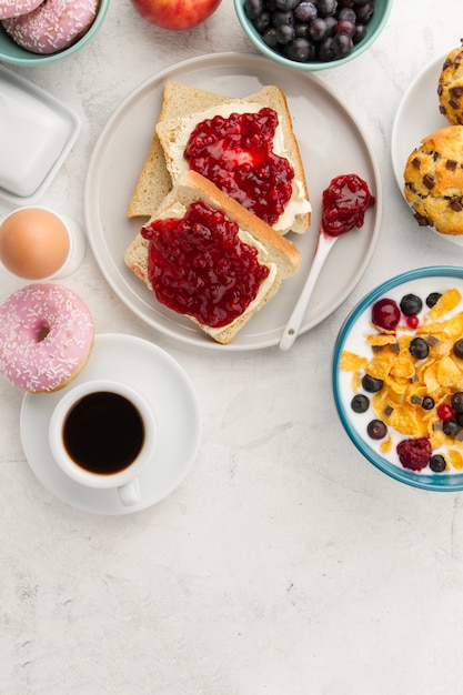 Foto gratuita toast con marmellata e caffè con ciambella