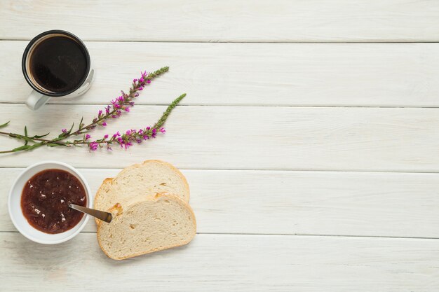 Toast con marmellata e caffè