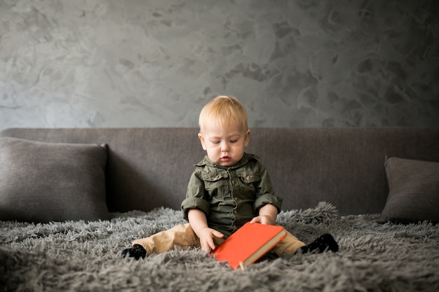 Free photo toddler in a bedroom