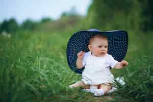 Free photo toddler girl in a hat