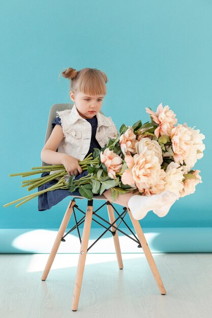 大きな花の花束を保持している幼児