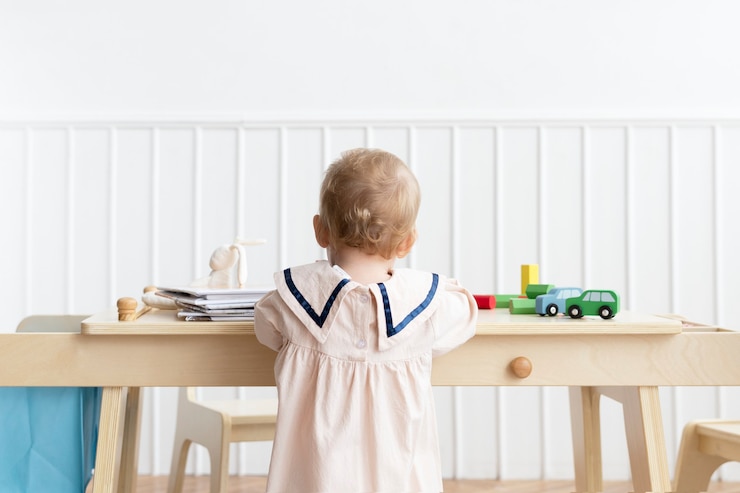 Free Photo toddler playing in her play room