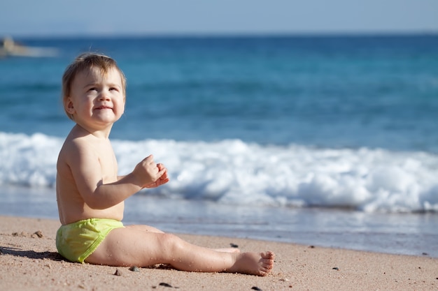 Bambino sulla spiaggia di sabbia