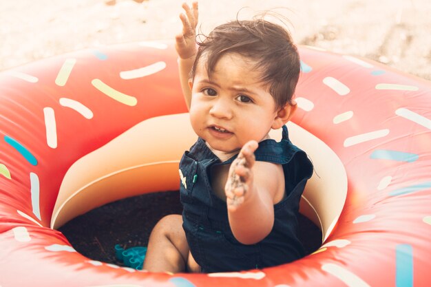 水泳サークルに座っている幼児