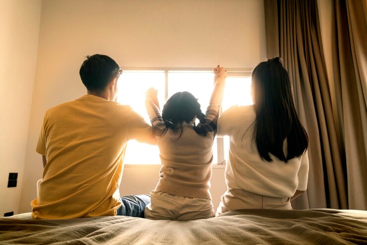 함께 영원히 아시아 가족의 손을 침대 엄마 아빠와 침실에서 보살핌과 사랑으로 함께 잡고 있는 창문에서 아침 햇살과 함께 사랑합니다
