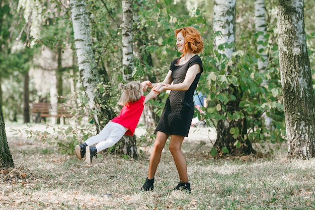 Foto gratuita bambino madre insieme rosso a piedi