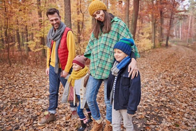 Foto gratuita le passeggiate insieme hanno una buona influenza sulla nostra relazione