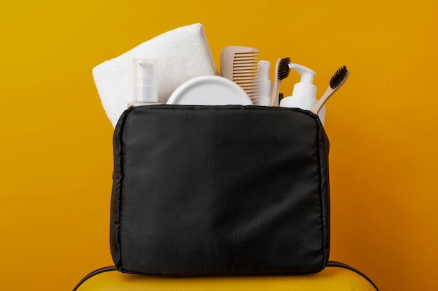 Borsa da toilette con assortimento di prodotti