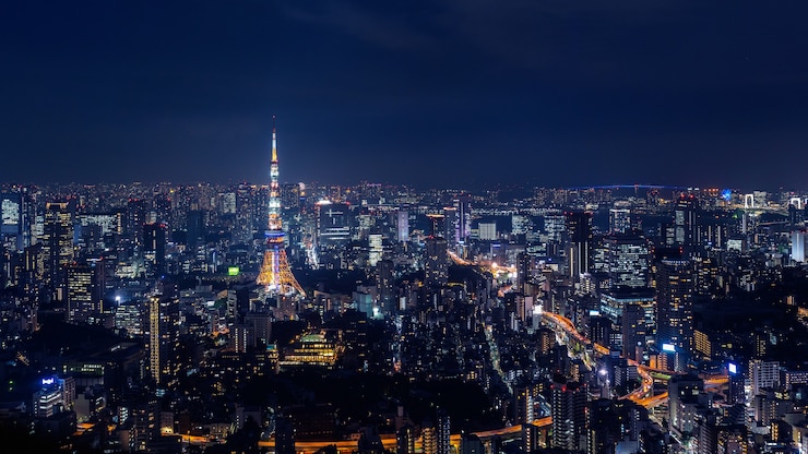 Free Photo tokyo cityscape at night, japan.
