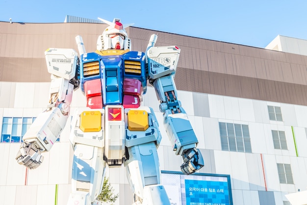 ТОКИО, ЯПОНИЯ - ноябрь 27,2015: Gundam Статуя Модель ЭКСПЛУАТАЦИОННЫЕ
