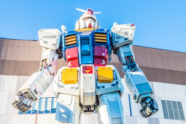 ТОКИО, ЯПОНИЯ - ноябрь 27,2015: Gundam Статуя Модель ЭКСПЛУАТАЦИОННЫЕ