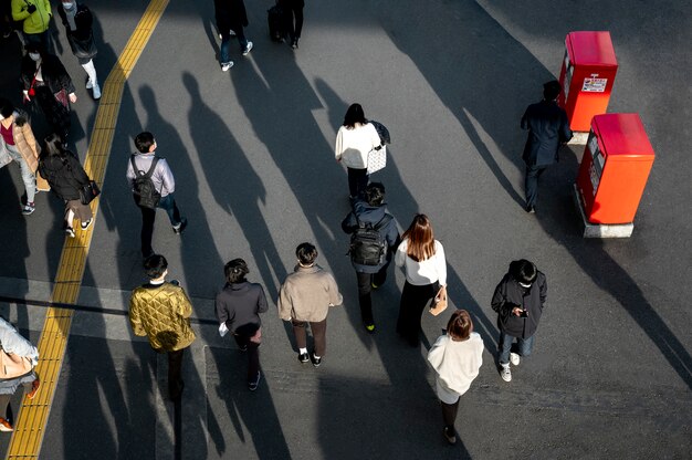 거리를 여행하는 도쿄 사람들