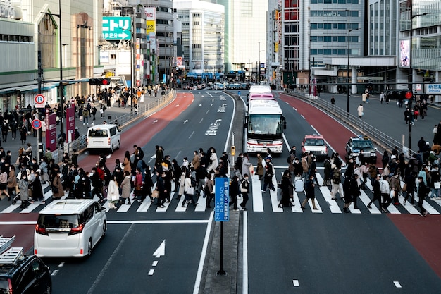 거리를 여행하는 도쿄 사람들