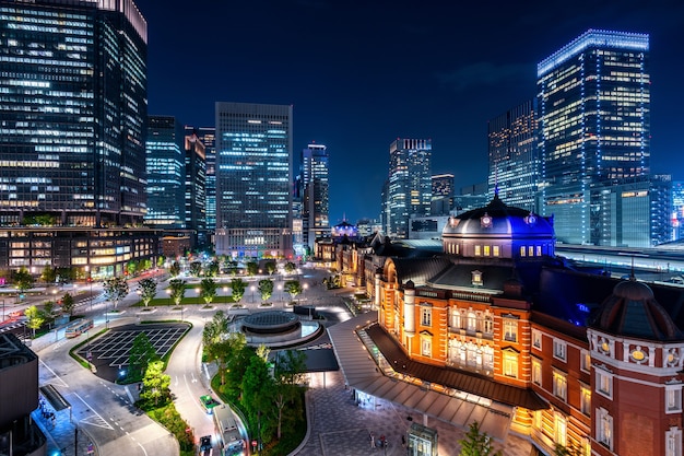 夜の東京駅とビジネス地区の建物、日本。