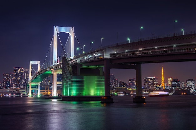 レインボーブリッジと東京タワーのある東京のスカイライン。東京、日本。