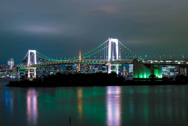 Бесплатное фото Токийский горизонт с башней токио и радужным мостом.