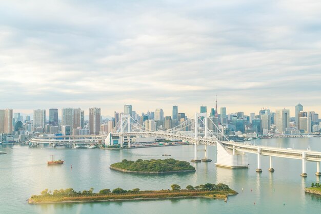 Токийский горизонт с башней Токио и радужным мостом.