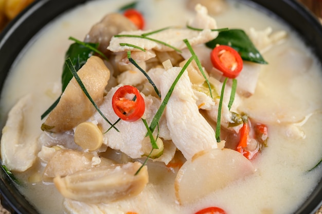 Tom Kha Kai на сковороде, обжаренной с листьями каффирского лайма, лемонграссом, красным луком, галангалом и перцем чили.