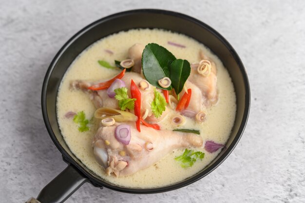 Tom Kha Kai на сковороде, обжаренной с листьями каффирского лайма, лемонграссом, красным луком, галангалом и перцем чили.