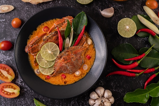 Foto gratuita tom yum crab con limone, peperoncino, pomodoro, aglio, citronella, foglie di lime kaffir in un piatto