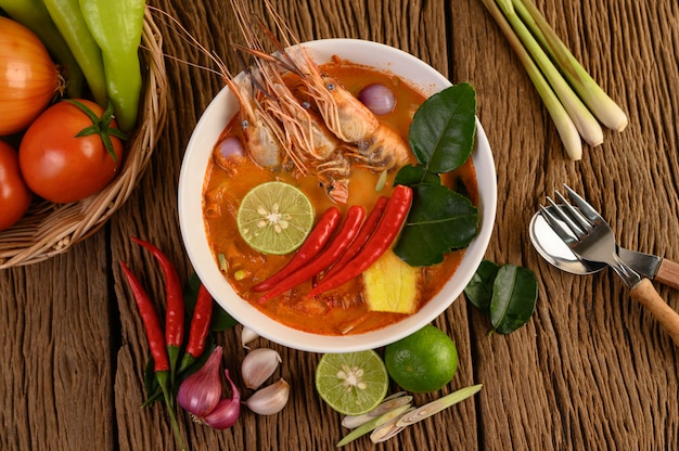 톰 K 쿵 나무 테이블, 태국 음식에 레몬 잔디, 레몬, galangal와 고추 태국 매운 수프 새우