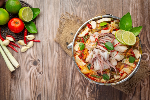 Бесплатное фото Том ям смешанные морепродукты в густом супе, острые блюда тайской кухни.
