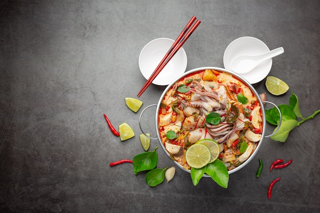 Том Ям Смешанные морепродукты в густом супе, острые блюда тайской кухни.