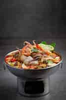 Foto gratuita tom yum misto di frutti di mare in minestra spessa hot pot piccante cibo tailandese.