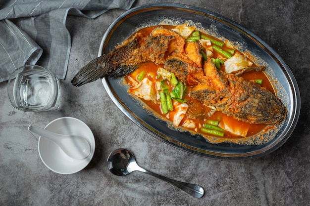 トムヤムスネークヘッド魚鍋タイ料理。