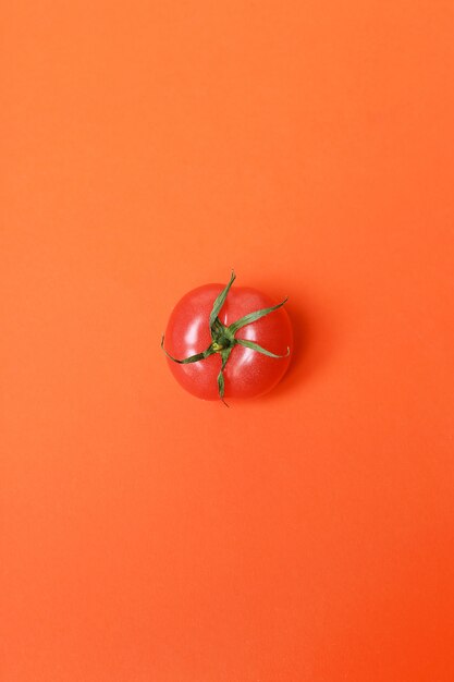 赤い表面に分離されたトマト