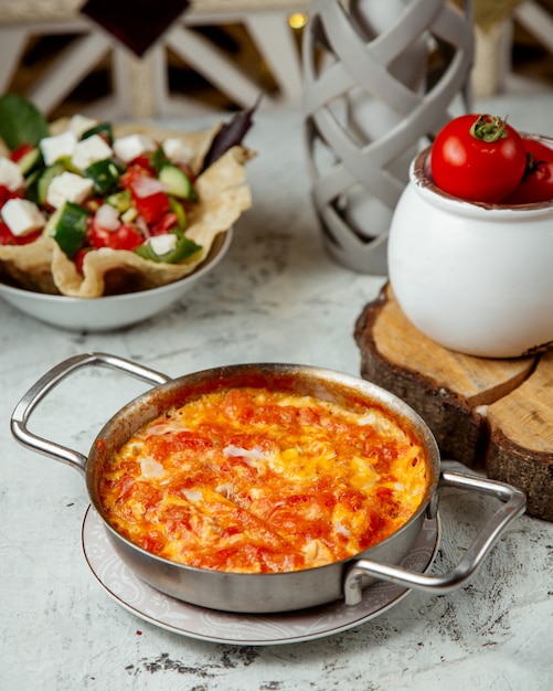 치즈와 토마토 omellete와 양치기 샐러드