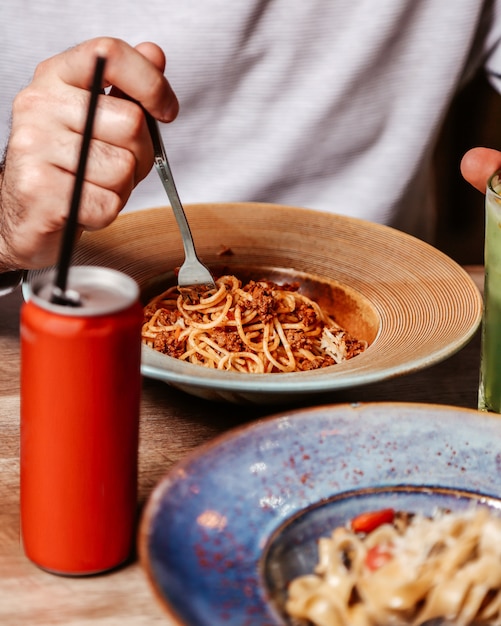 Foto gratuita pasta al pomodoro con carne tritata e coca-cola