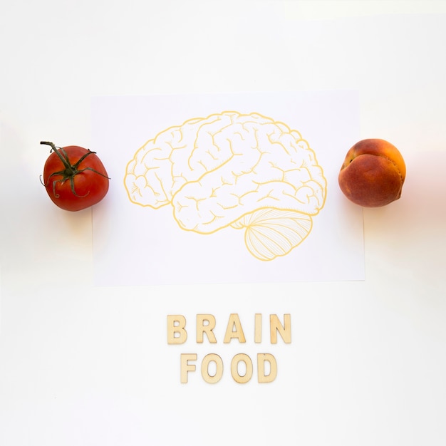 종이에 그림을 가진 두뇌 음식 단어 근처 토마토와 복숭아