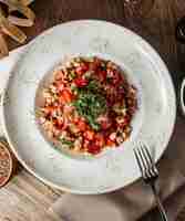 Foto gratuita insalata di pomodori con cipolla sedano noce e peperone rosso