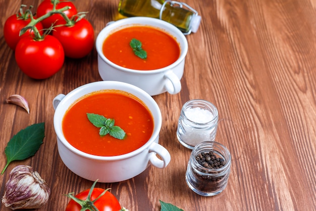 Zuppa di pomodoro con basilico in una ciotola.