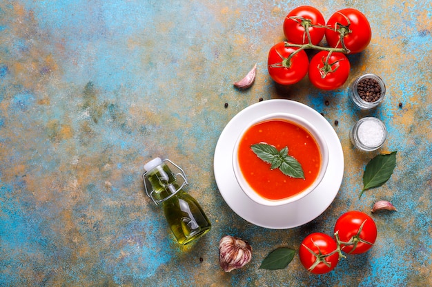 Zuppa di pomodoro con basilico in una ciotola.