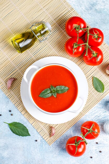 Foto gratuita zuppa di pomodoro con basilico in una ciotola.