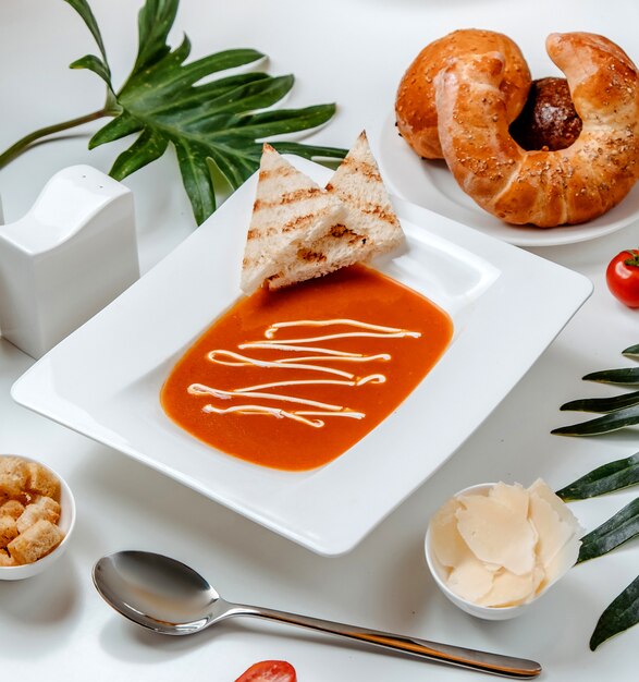 Foto gratuita zuppa di pomodoro con formaggio sul tavolo