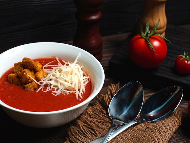 Free photo tomato soup with grated cheese and breadcrumbs