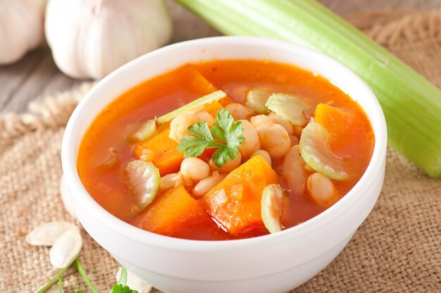 Томатный суп с тыквой, фасолью и сельдереем
