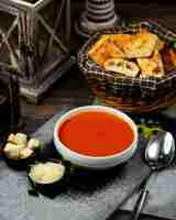 Free photo tomato soup with side crackers and cheese